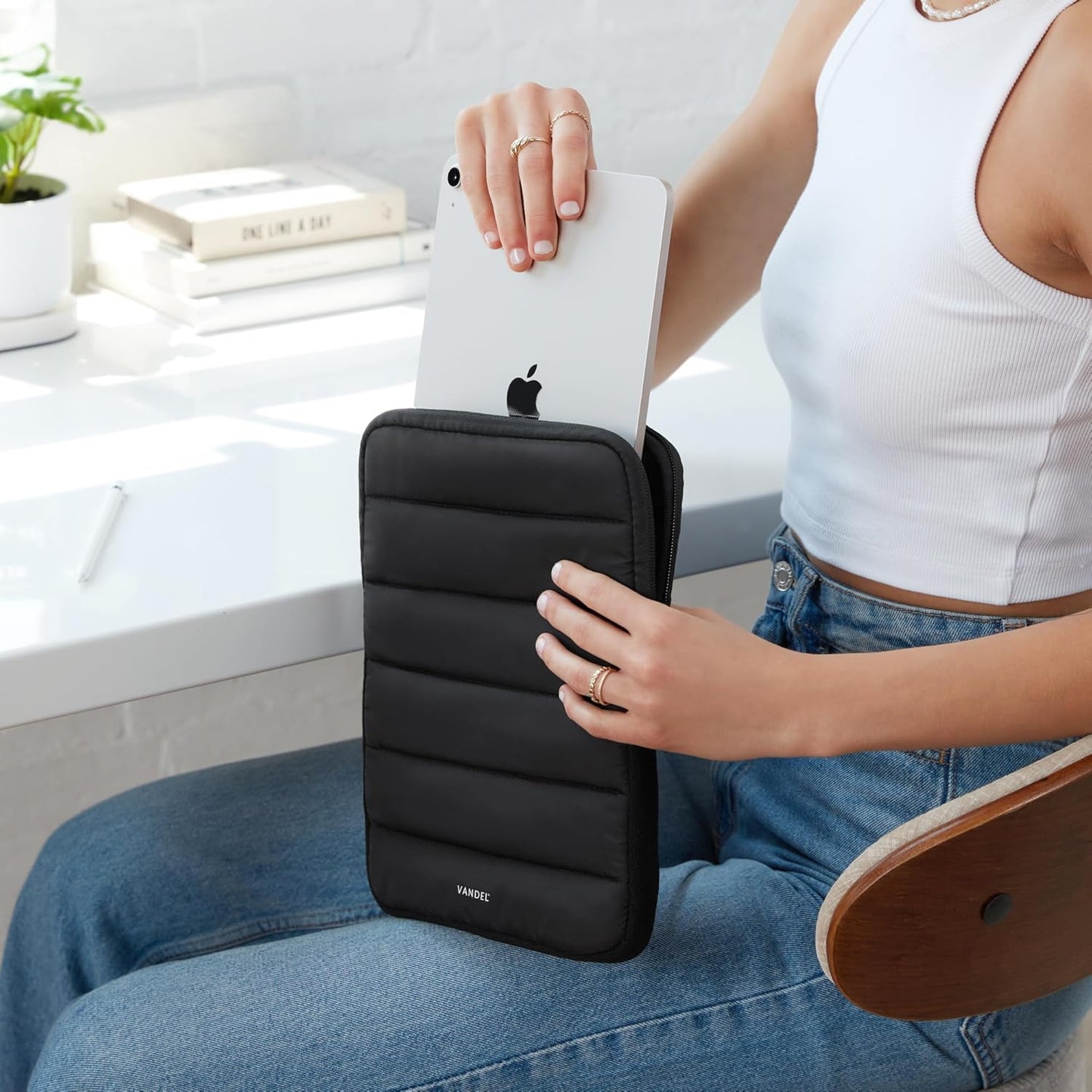 Vandel - The Original Puffy iPad Sleeve 9-11 Inch Tablet Sleeve, Black i Pad Case for Women and Men, Cute iPad Air Pouch, 9 10 Inch, 11 Inch Bag