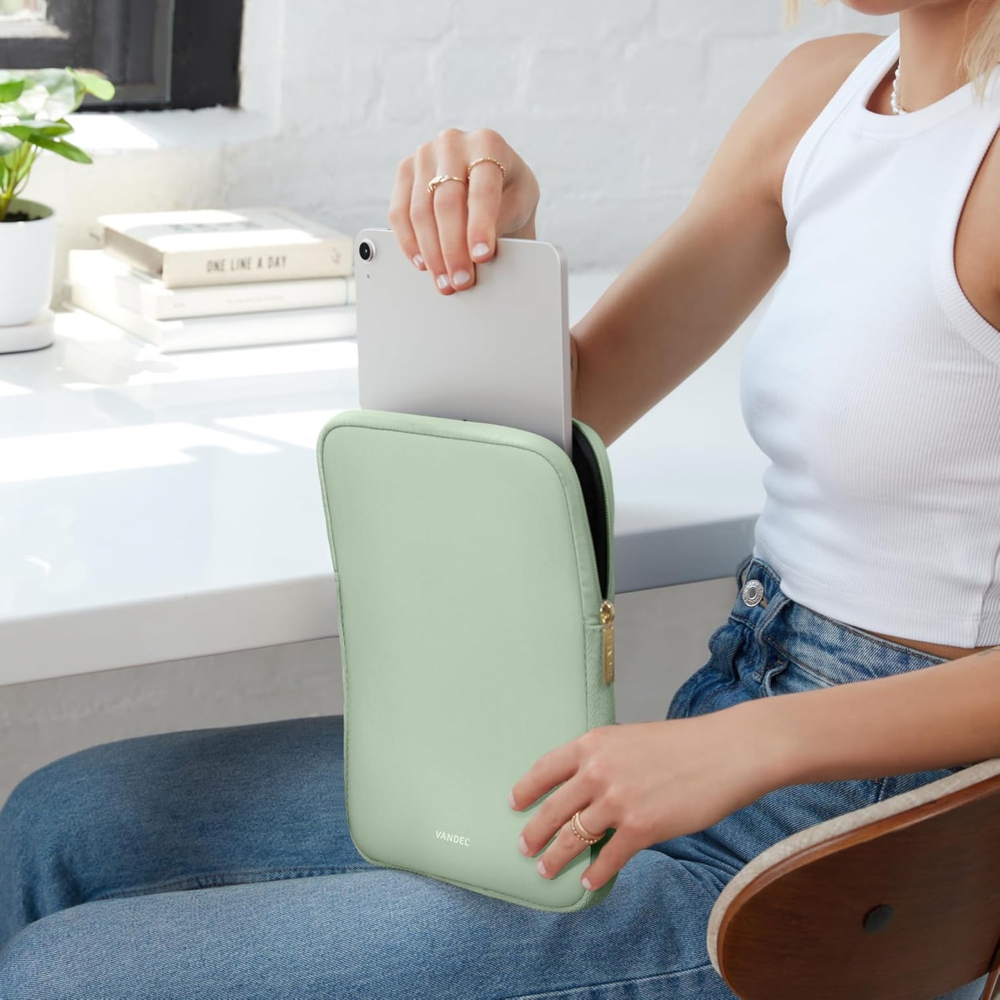 Vandel 9-11 Inch Tablet Sleeve, iPad Sleeve 11 inch Travel Pouch, Fits iPad Pro 11 Inch M4/ 10th Generation 10.9, 9/8th Gen 10.2/ Air 11" 5/4/3 10.9"/10.5", Pro 11 M2, Tab S8/S9